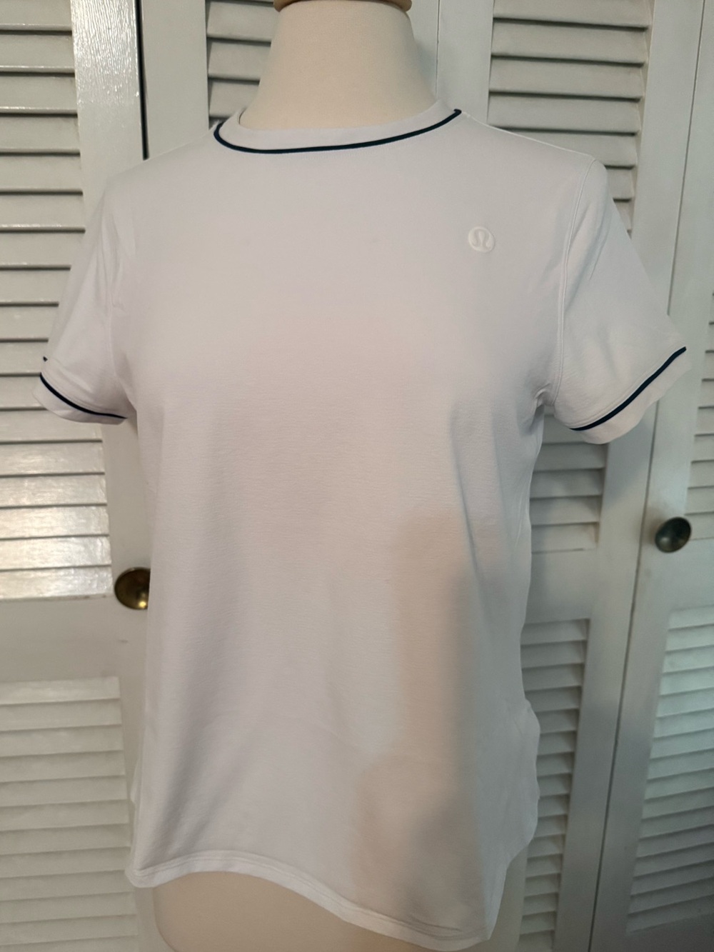 Women’s lululemon athletica White Short Sleeve Tee with Navy Trim